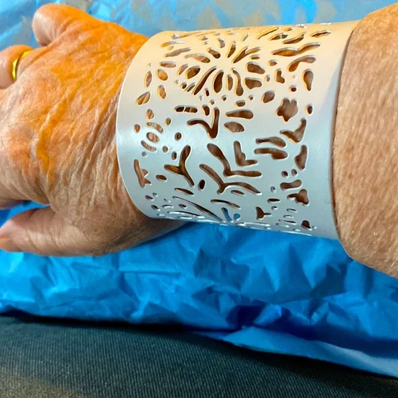 H&M White Cuff Bracelet 3” - Picture 1 of 6